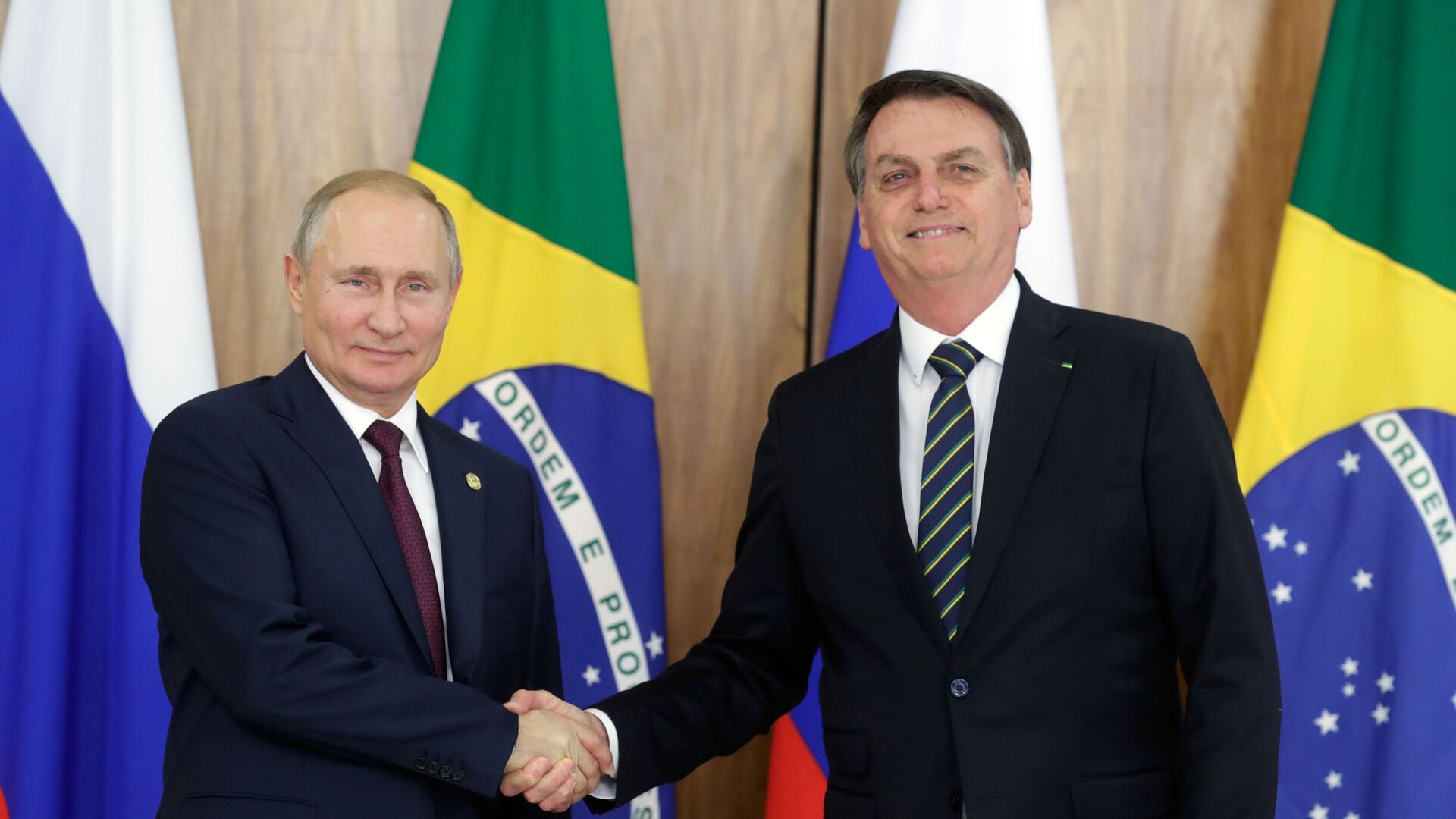 Presidente russo Vladimir Putin com o presidente brasileiro Jair Bolsonaro durante uma reunião no Palácio do Planalto, 14 de novembro de 2019 - Sputnik Brasil, 1920, 03.02.2022