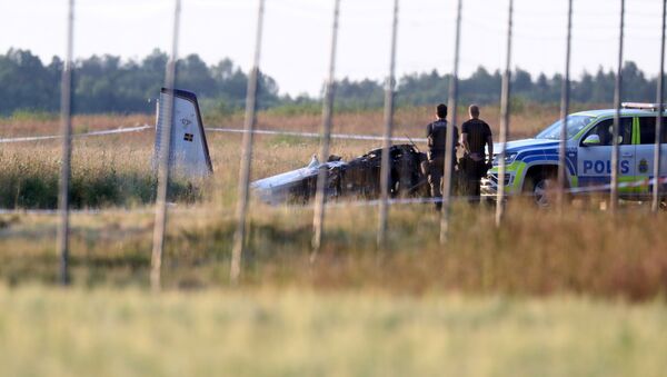 Policiais observam pequena aeronave que caiu no Aeroporto de Orebro, Orebro, Suécia, 8 de julho de 2021 - Sputnik Brasil