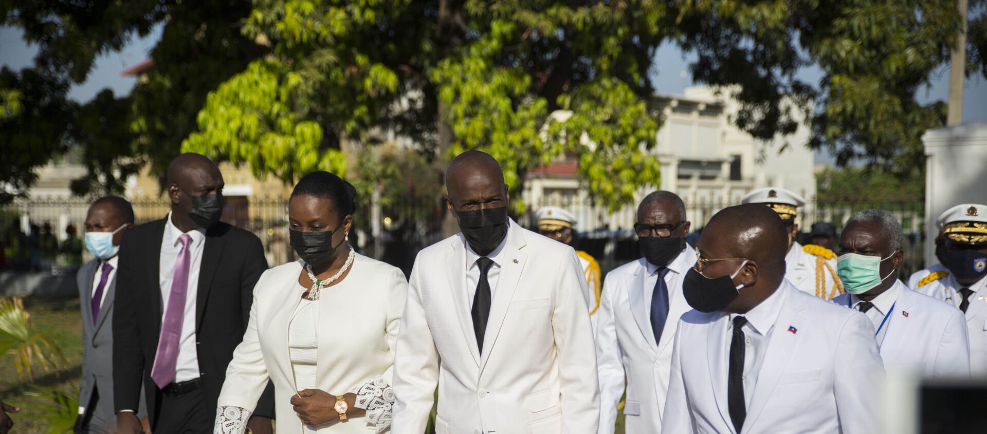 Presidente haitiano Jovenel Moïse (ao centro), caminha com a primeira-dama Martine Moïse (esquerda) e com o primeiro-ministro interino Claude Joseph (direita) durante cerimônia que marcou o 218º aniversário da criação da bandeira haitiana. Foto de arquivo - Sputnik Brasil, 1920, 11.07.2021