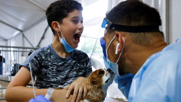 Funcionário de saúde testa criança ao coronavírus em Tel Aviv, Israel, (imagem ilustrativa) - Sputnik Brasil