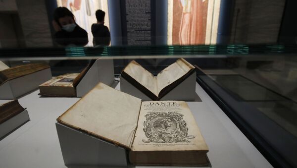 Mulher olha para livros antigos em exposição de obras de Dante Alighieri em Forli, Itália, 8 de maio de 2021 - Sputnik Brasil