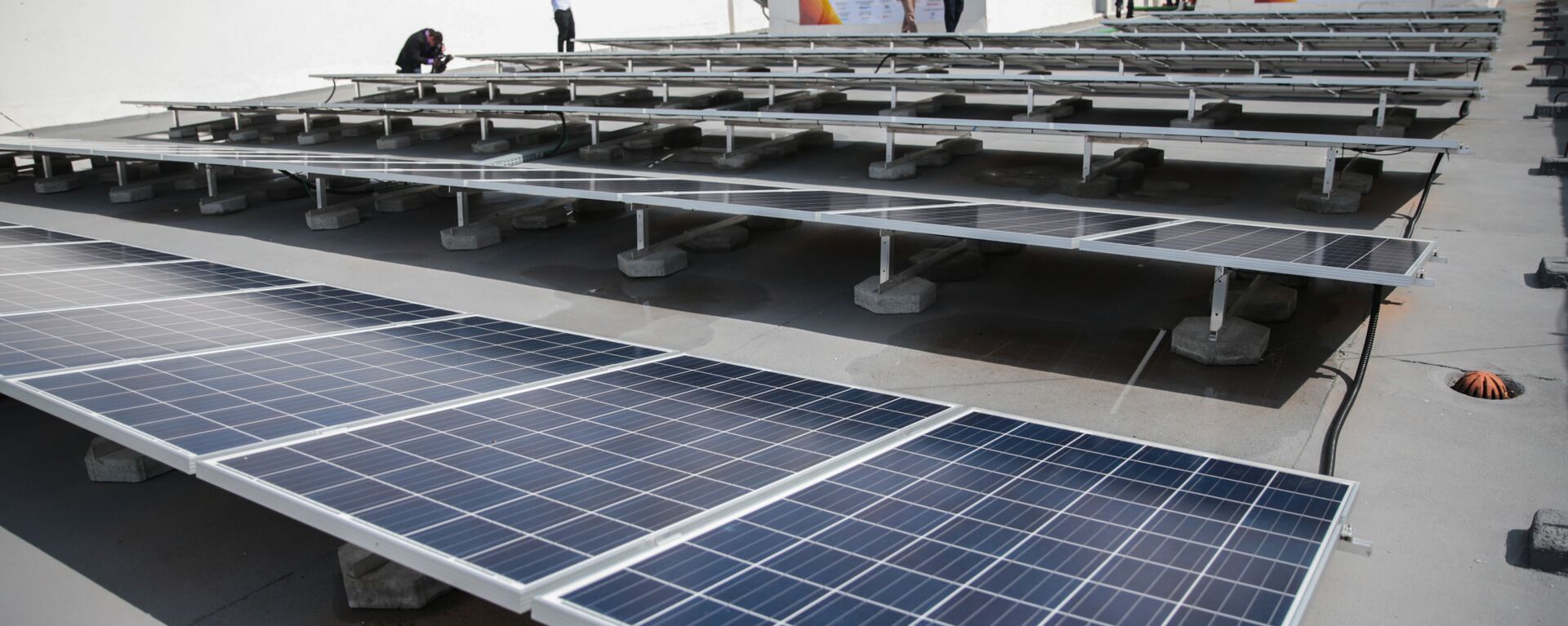 Painéis solares instalados na cobertura de um prédio Ministério de Minas e Energia em Brasília em 2016 - Sputnik Brasil, 1920, 09.07.2021