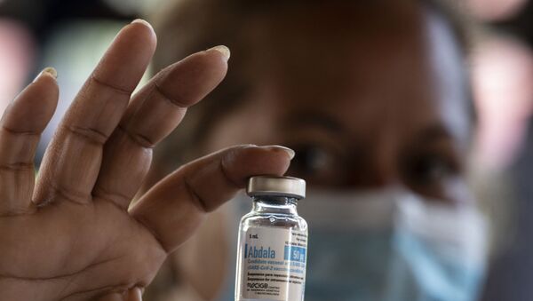 Enfermeira segura um frasco vazio da vacina cubana Abdala contra COVID-19, durante campanha de vacinação em massa em Caracas, Venezuela. Foto de arquivo - Sputnik Brasil