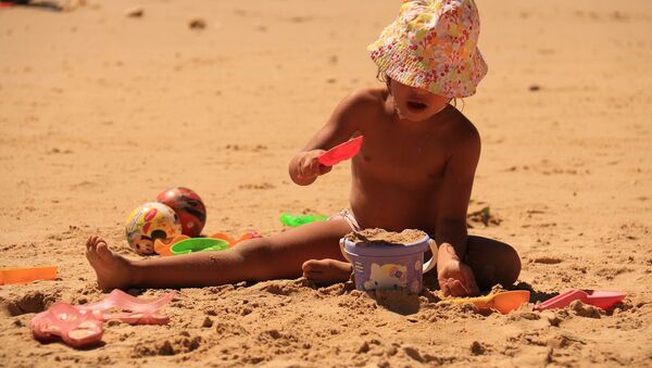 Criança brincando na areia (imagem referencial) - Sputnik Brasil