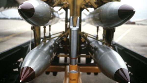 Uma visão frontal de quatro bombas nucleares de queda livre B-61 em um carrinho de bombas - Sputnik Brasil