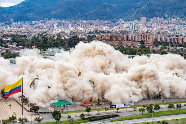 Prédio do Ministério da Defesa da Colômbia é demolido em uma implosão controlada, em Bogotá, 4 de julho de 2021  - Sputnik Brasil