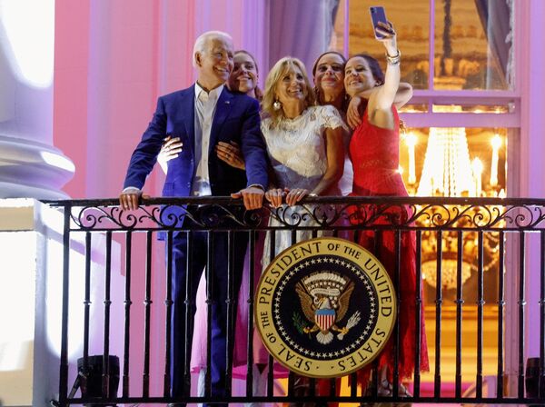 Presidente dos EUA Joe Biden, a primeira-dama Jill Biden, a filha Ashley Biden e as netas, Finnegan e Naomi, posam para uma foto durante a celebração do Dia da independência em Washington
 - Sputnik Brasil