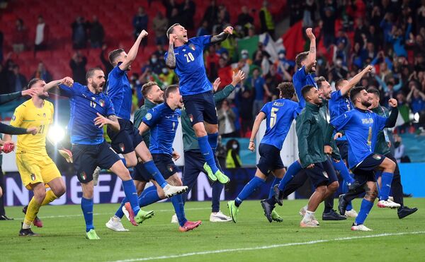 Jogadores da seleção Italiana após apuramento para a final da Eurocopa
 - Sputnik Brasil