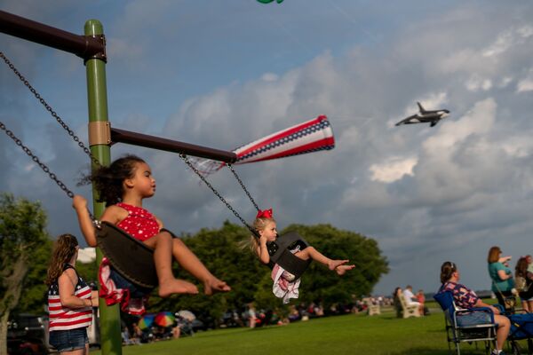 Crianças andam de balanço durante as celebrações do Dia da Independência nas margens do lago Mandeville, Louisiana, EUA
 - Sputnik Brasil