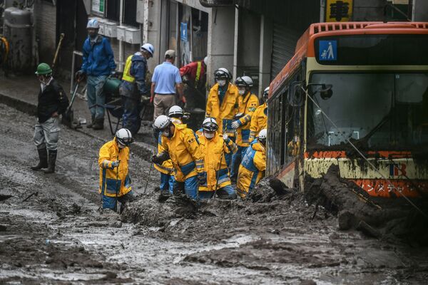Polícia procura pessoas desaparecidas no local de um deslizamento de terra em Atami, prefeitura de Shizuoka, Japão  
 - Sputnik Brasil