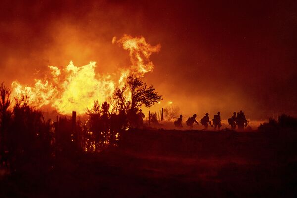 Bombeiros combatem incêndio, em Doyle, norte da Califórnia, EUA, 9 de julho de 2021 - Sputnik Brasil