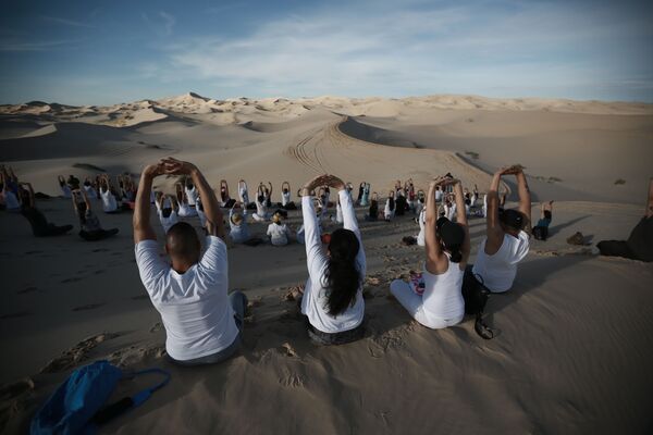 Pessoas praticando ioga em um deserto no México
 - Sputnik Brasil