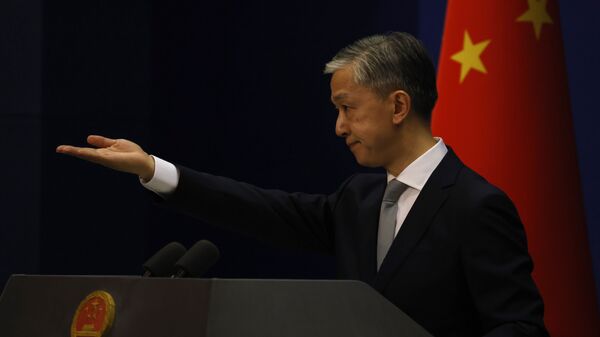 O porta-voz do Ministério das Relações Exteriores da China, Wang Wenbin, gesticula durante reunião em Pequim, China. Foto de arquivo - Sputnik Brasil