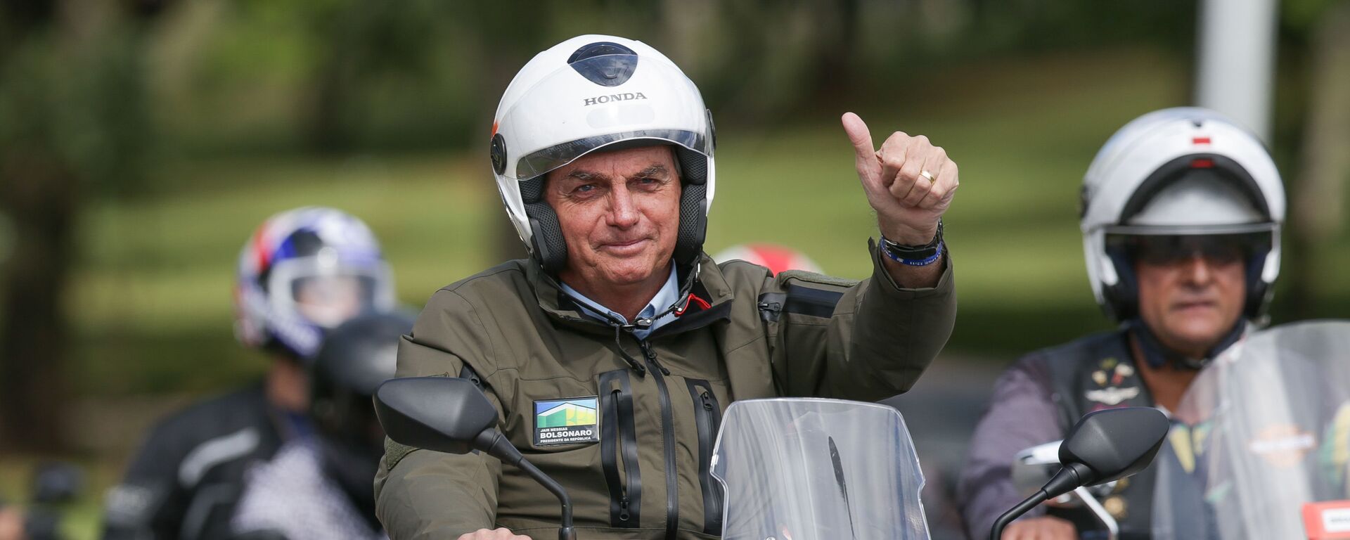Presidente Jair Bolsonaro (na moto azul, na frente do grupo) participa de passeio de moto pelas ruas de Brasilia, em Brasília (DF). Foto de arquivo - Sputnik Brasil, 1920, 27.05.2022