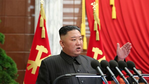 Kim Jong-un, líder da Coreia do Norte, fala durante reunião do Politburo do Partido dos Trabalhadores da Coreia do Norte em Pyongyang, Coreia do Norte, em imagem divulgada em 5 de julho de 2021 - Sputnik Brasil