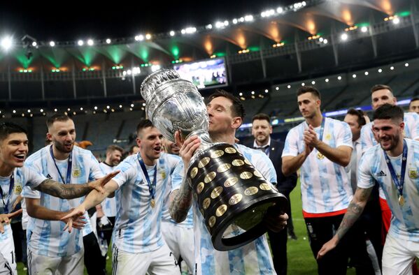 Jogador argentino Lionel Messi levanta a taça da Copa América após vencer o Brasil no Maracanã, 10 de julho de 2021 - Sputnik Brasil