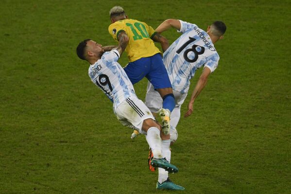 Jogadores argentinos e brasileiros disputam lance durante a final da Copa América, 10 de julho de 2021 - Sputnik Brasil