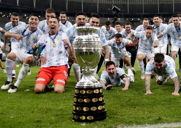 Jogadores argentinos celebram o título da Copa América no Maracanã, 10 de julho de 2021 - Sputnik Brasil
