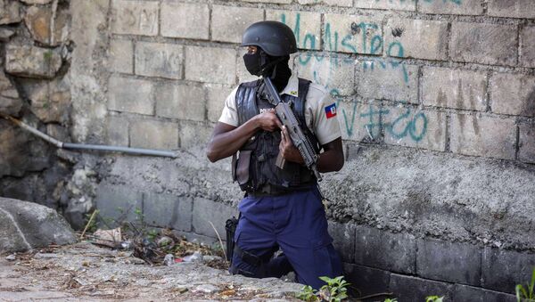 Polícia conduz buscas no distrito de Morne Calvaire por suspeitos, que permanecem foragidos, do assassinato do presidente haitiano Jovenel Moïse em Porto Príncipe - Sputnik Brasil