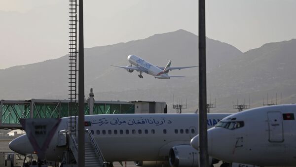 Avião decola do Aeroporto Internacional de Cabul, Afeganistão - Sputnik Brasil