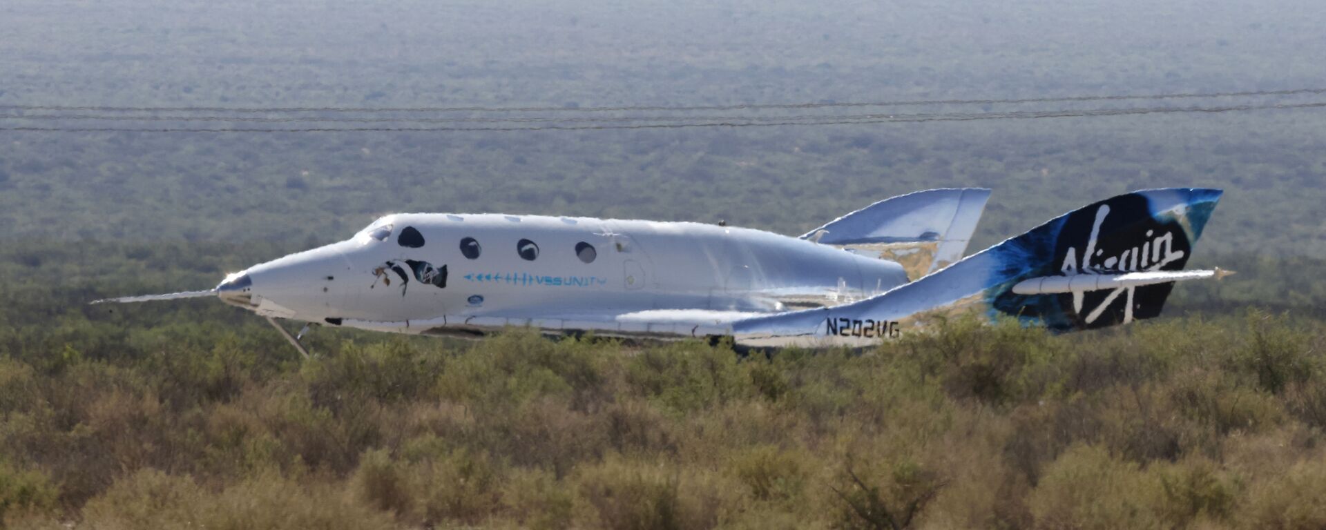 O avião-foguete de passageiros VSS Unity da Virgin Galactic, transportando o empresário bilionário Richard Branson e sua tripulação, pousa após alcançar a borda do espaço acima do Spaceport America perto de Truth or Consequences, Novo México, EUA, 11 de julho de 2021 - Sputnik Brasil, 1920, 11.07.2021