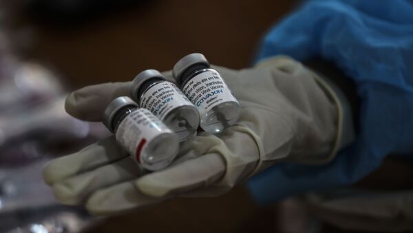 Um trabalhador de saúde exibe frascos vazios de COVAXIN em um centro de vacinação em Jammu, Índia, segunda-feira, 24 de maio de 2021 - Sputnik Brasil