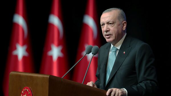Recep Tayyip Erdogan, presidente da Turquia, fala durante reunião de plano de ação para prevenir violência contra as mulheres em Ancara, Turquia, 1º de julho de 2021 - Sputnik Brasil