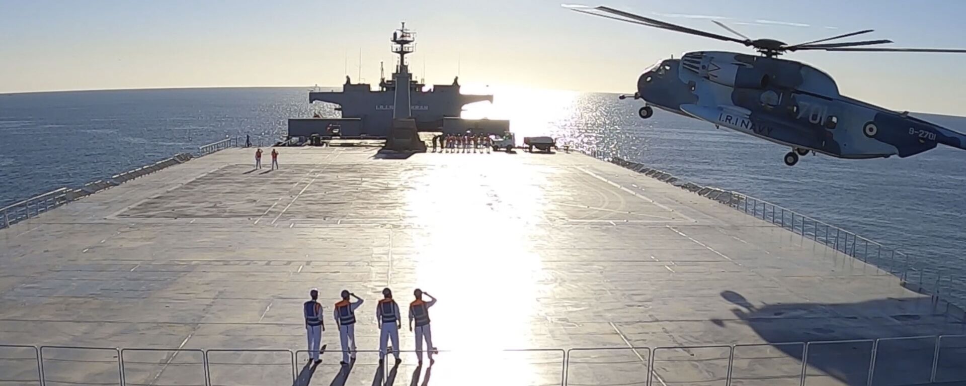 Imagem de vídeo divulgado em 13 de janeiro de 2021 pelo Exército iraniano mostra helicóptero pousando no navio de logística Makran durante exercício da Marinha no golfo de Omã - Sputnik Brasil, 1920, 07.11.2021