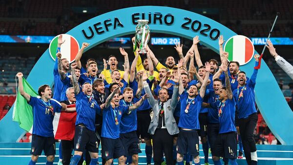 Seleção da Itália após vencer Inglaterra na final da Euro 2020 no estádio de Wembley, Londres, Reino Unido, 11 de julho de 2021 - Sputnik Brasil