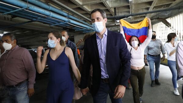 Líder da oposição venezuelana Juan Guaidó e sua esposa Fabiana Rosales caminham no estacionamento de seu prédio residencial após entrevista coletiva em Caracas, Venezuela - Sputnik Brasil
