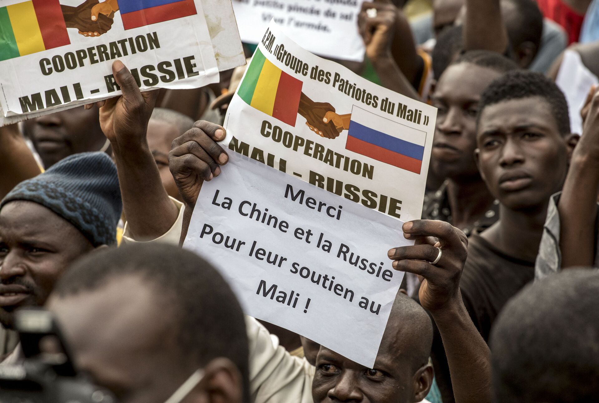 Malianos protestam contra a França e em apoio à Rússia no 60º aniversário da independência da República do Mali, em Bamaco, em 22 de setembro de 2020 - Sputnik Brasil, 1920, 28.04.2022