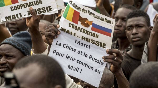 Malianos protestam contra a França e em apoio à Rússia no 60º aniversário da independência da República do Mali, em Bamaco, em 22 de setembro de 2020 - Sputnik Brasil