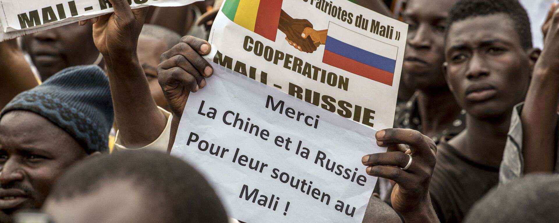 Malianos protestam contra a França e em apoio à Rússia no 60º aniversário da independência da República do Mali, em Bamaco, em 22 de setembro de 2020 - Sputnik Brasil, 1920, 15.08.2022