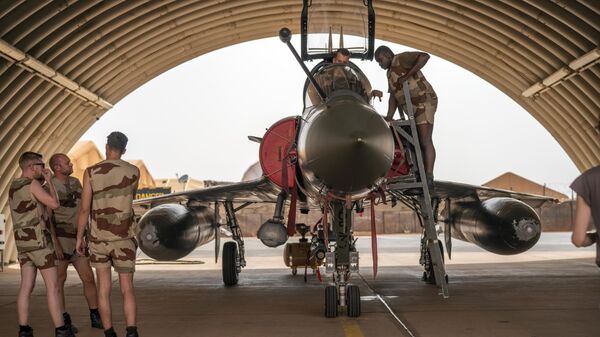 Os mecânicos da força aérea francesa da Operação Barkhane fazem manutenção de caça Mirage 2000 em Niamey, base no Níger, em 5 de junho de 2021 - Sputnik Brasil
