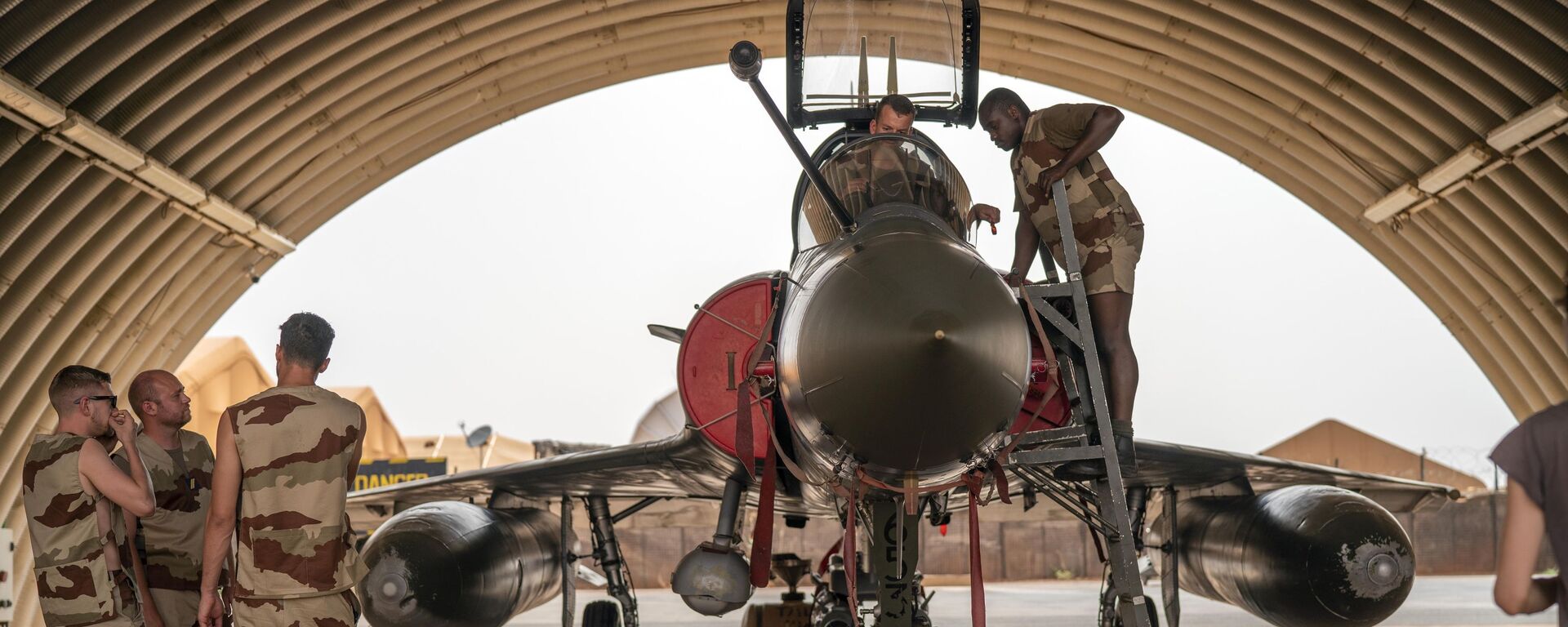 Os mecânicos da força aérea francesa da Operação Barkhane fazem manutenção de caça Mirage 2000 em Niamey, base no Níger, em 5 de junho de 2021 - Sputnik Brasil, 1920, 05.02.2023