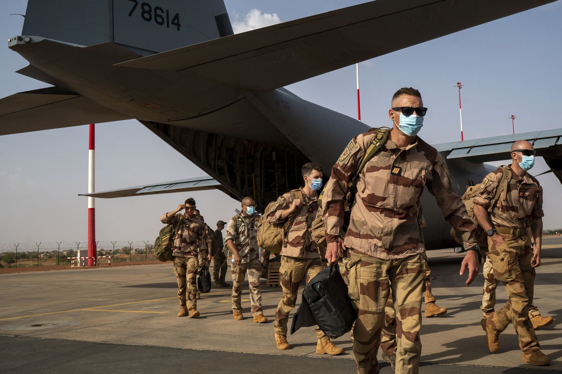 Soldados franceses da operação Barkhane chegando de Gao, Mali, desembarcaram de um avião de carga C130 da Força Aérea dos EUA em Niamey, base do Níger, antes de serem transferidos de volta para suas bases na França, 9 de junho de 2021 - Sputnik Brasil, 1920, 05.05.2022
