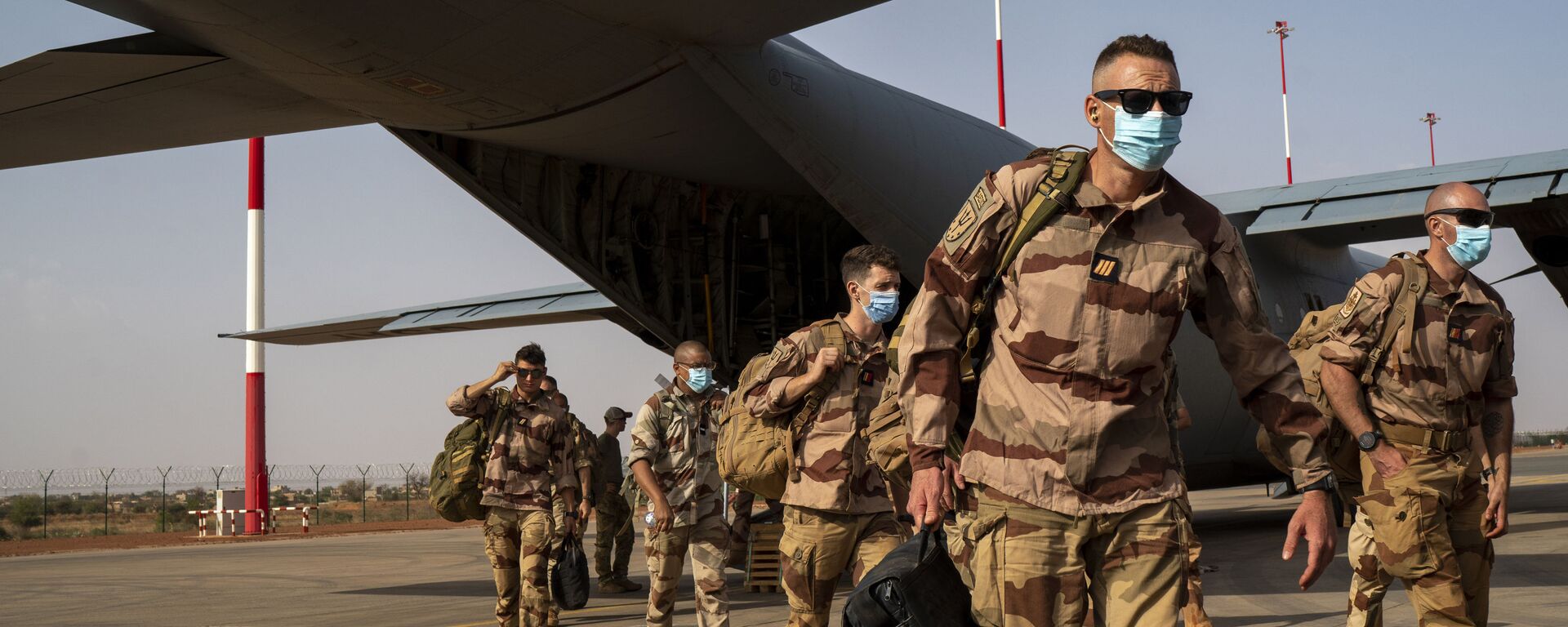 Soldados franceses da operação Barkhane chegando de Gao, Mali, desembarcaram de um avião de carga C130 da Força Aérea dos EUA em Niamey, base do Níger, antes de serem transferidos de volta para suas bases na França, 9 de junho de 2021 - Sputnik Brasil, 1920, 11.08.2023