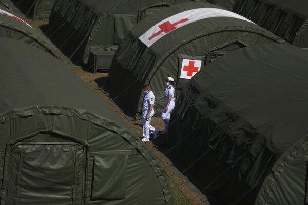 Oficias navais caminham entre as tendas durante o exercício militar antes da inspeção da ONU - Sputnik Brasil