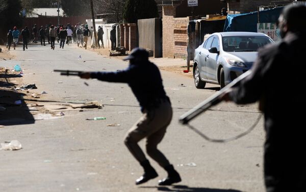 Policiais atiram em manifestantes durante tumultos após condenação do ex-presidente sul-africano Jacob Zuma, Joanesburgo, 13 de julho de 2021 - Sputnik Brasil