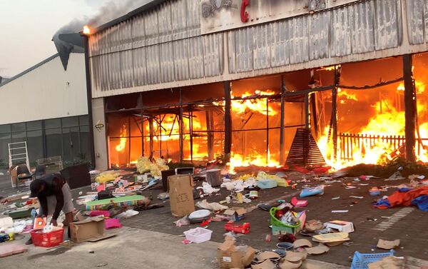 Centro comercial em chamas em meio aos tumultos, Pietermaritzburg, na África do Sul, 13 de julho de 2021 - Sputnik Brasil