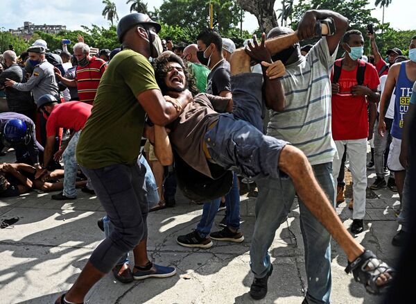Um homem foi preso durante a manifestação contra o governo do presidente cubano Miguel Diaz-Canel em Havana, no domingo (11) - Sputnik Brasil