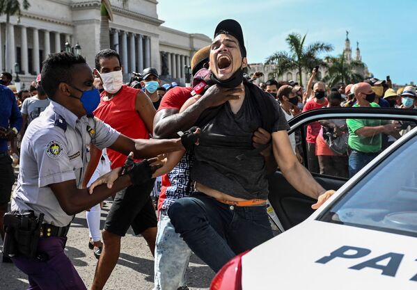 A imagem mostra outro homem sendo preso durante a manifestação contra o governo de Miguel Diaz-Canel, em Havana, no domingo (11) - Sputnik Brasil