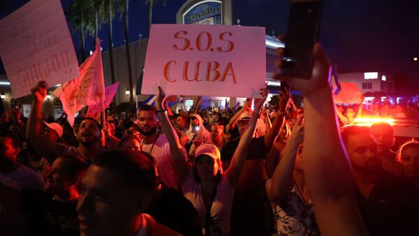 No domingo (11), pessoas se reuniram perto de um restaurante cubano no bairro de Little Havana, em Miami, na Flórida, em apoio aos protestos em Cuba - Sputnik Brasil