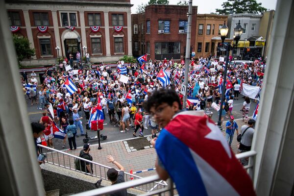Membros de uma comunidade cubana exilada em North Bergen, New Jersey, nos EUA, marcham em reação aos relatos de protestos contra o governo de Cuba, na terça-feira (13) - Sputnik Brasil