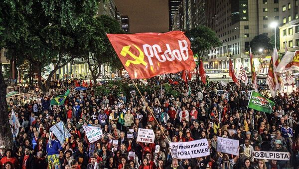 Bandeira do PCdoB durante manifestação. Segundo analista, esses partidos são bons para manutenção de partidos mais ideológicos do que fisiológicos no Brasil - Sputnik Brasil