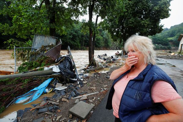 Mulher olha para destroços após fortes chuvas e inundação em Schuld, Alemanha, 15 de julho de 2021 - Sputnik Brasil