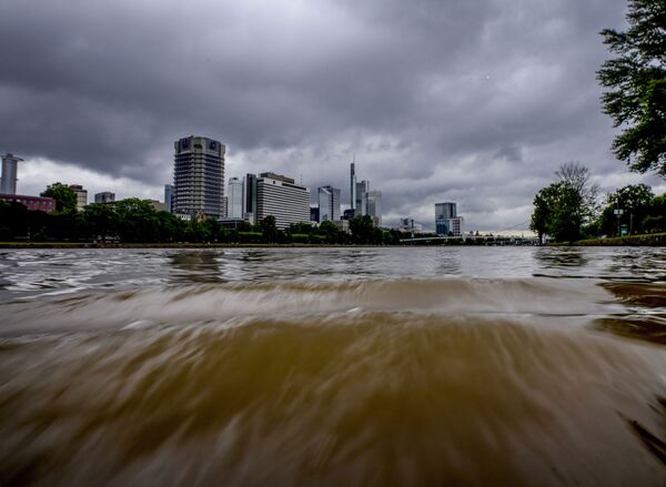 Rio Main em Frankfurt, Alemanha. Chuvas fortes causaram aumento dos níveis dos rios e inundações em algumas partes da Alemanha
 - Sputnik Brasil