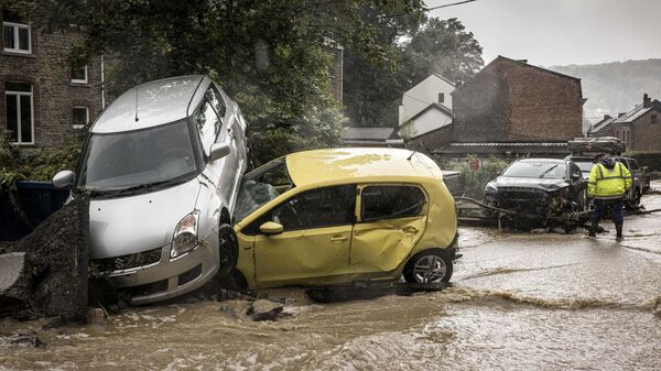 Carros danificados em rua inundada em Mery, na Bélgica   - Sputnik Brasil