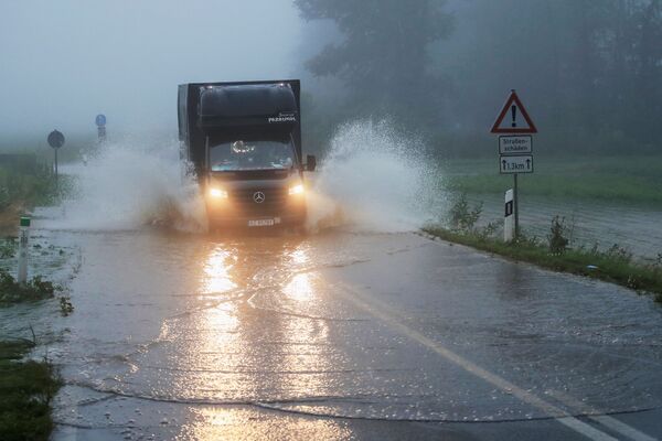Carro passa em estrada atingida por enchentes na Alemanha
 - Sputnik Brasil