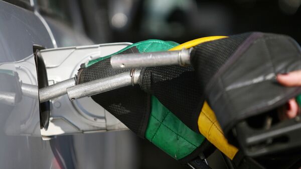 Frentista abastece automóvel em posto de gasolina de São Paulo (foto de arquivo) - Sputnik Brasil